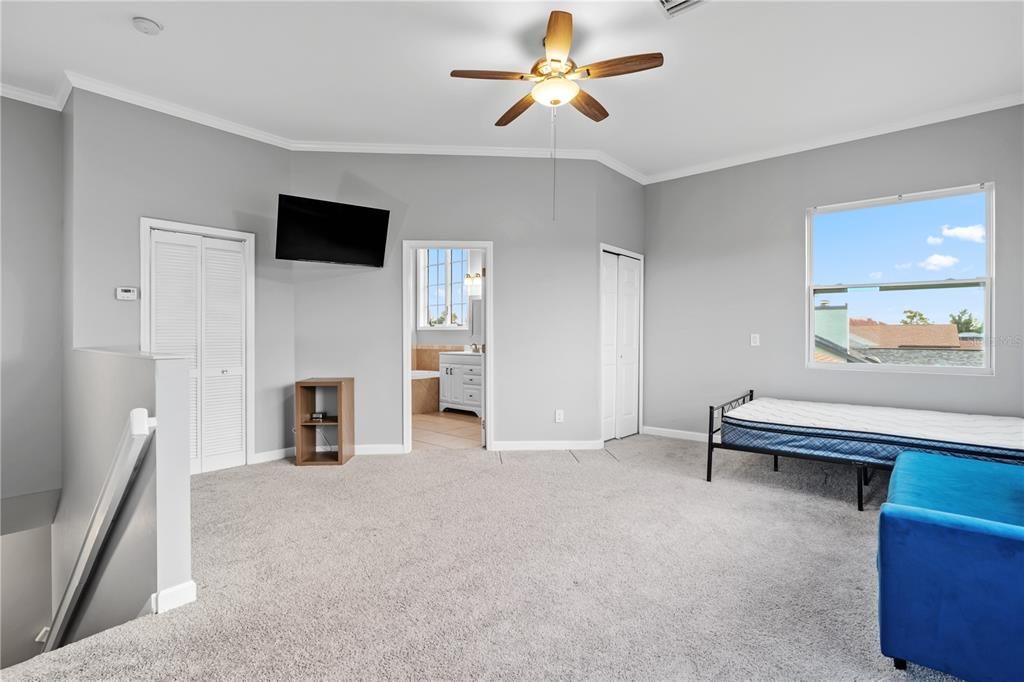 合同活跃: $478,000 (4 贝兹, 3 浴室, 2585 平方英尺)