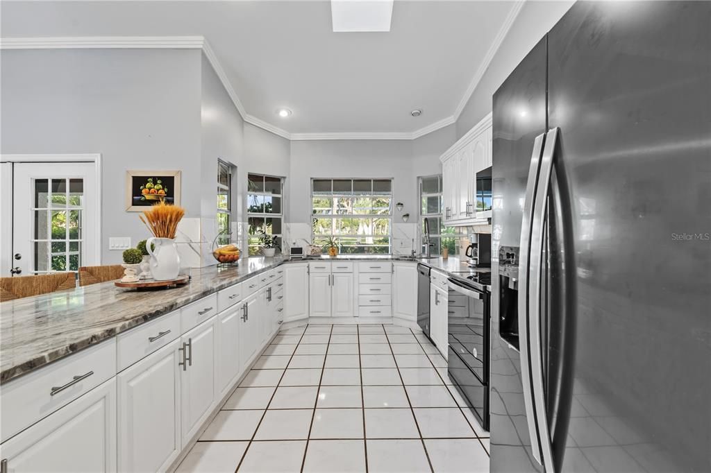 合同活跃: $478,000 (4 贝兹, 3 浴室, 2585 平方英尺)