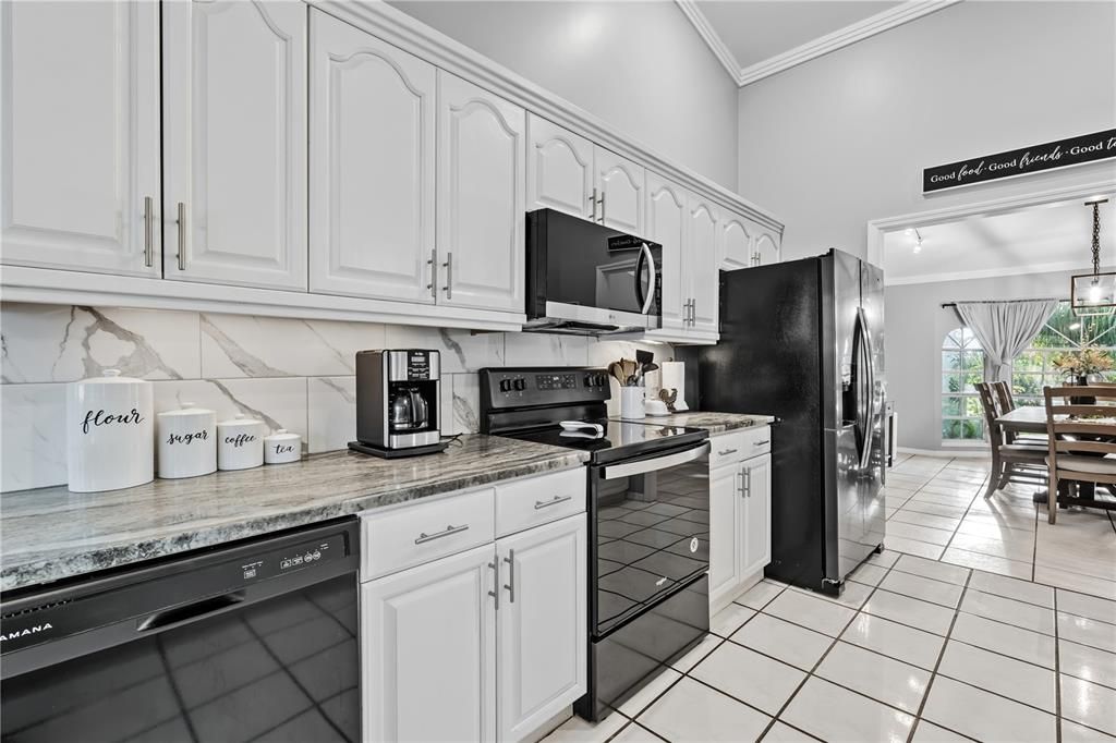 合同活跃: $478,000 (4 贝兹, 3 浴室, 2585 平方英尺)