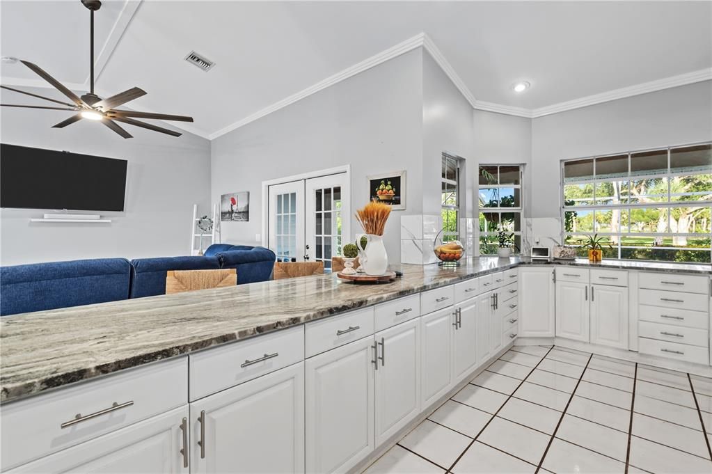 合同活跃: $478,000 (4 贝兹, 3 浴室, 2585 平方英尺)