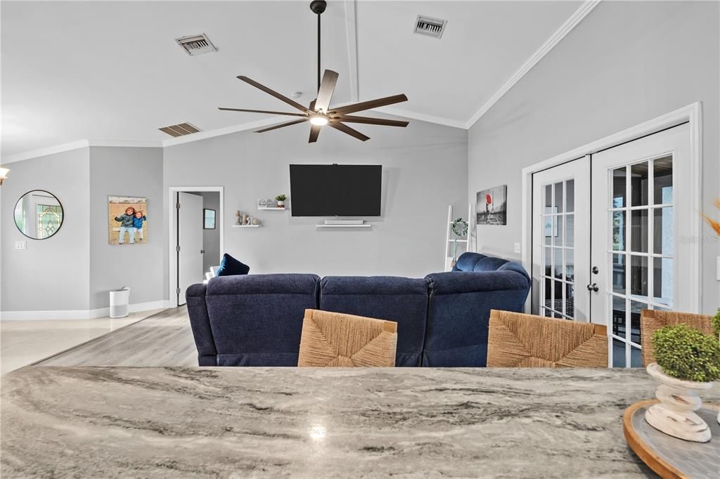 合同活跃: $478,000 (4 贝兹, 3 浴室, 2585 平方英尺)