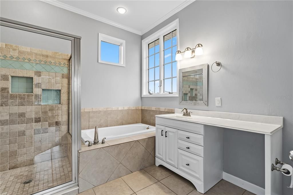 合同活跃: $478,000 (4 贝兹, 3 浴室, 2585 平方英尺)