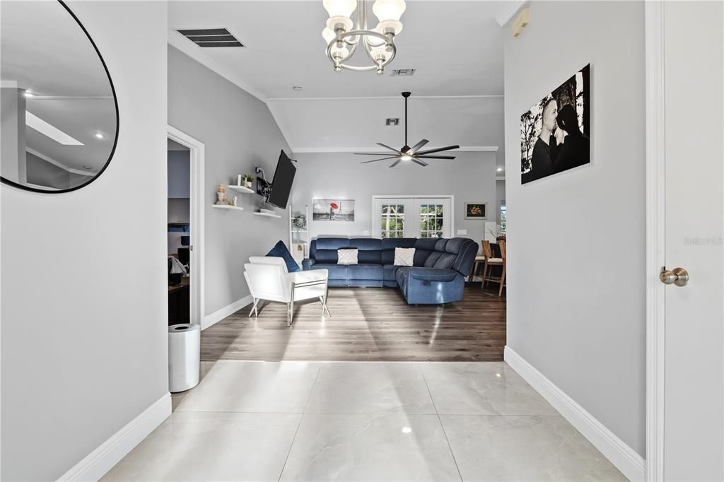 合同活跃: $478,000 (4 贝兹, 3 浴室, 2585 平方英尺)