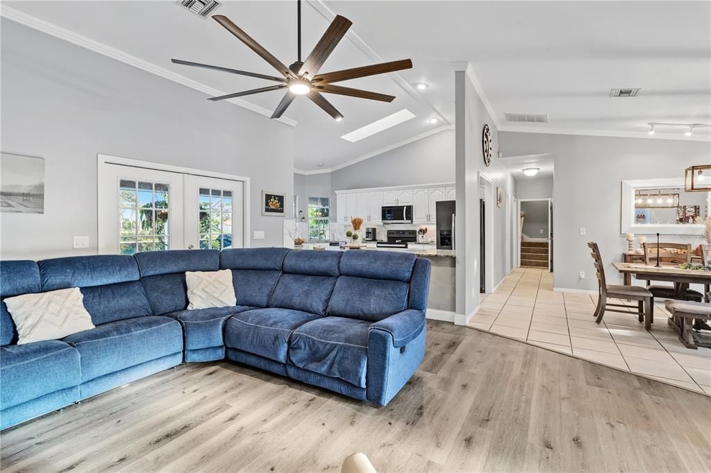 合同活跃: $478,000 (4 贝兹, 3 浴室, 2585 平方英尺)