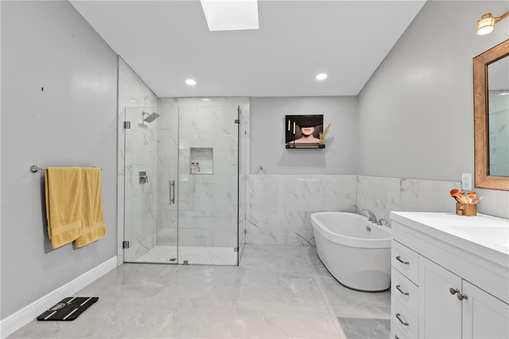 合同活跃: $478,000 (4 贝兹, 3 浴室, 2585 平方英尺)