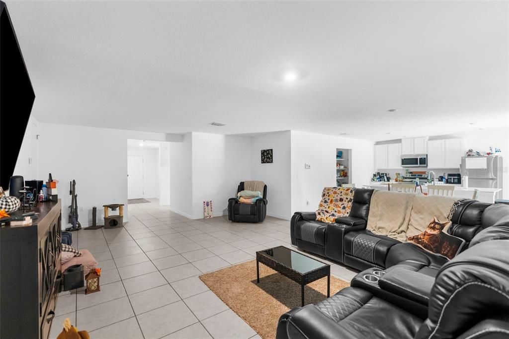 待售: $270,000 (4 贝兹, 2 浴室, 1867 平方英尺)