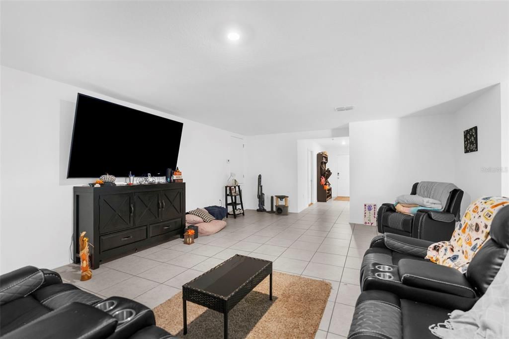 待售: $270,000 (4 贝兹, 2 浴室, 1867 平方英尺)