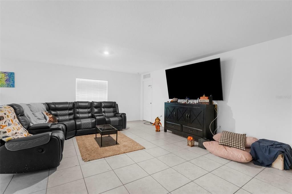 待售: $270,000 (4 贝兹, 2 浴室, 1867 平方英尺)