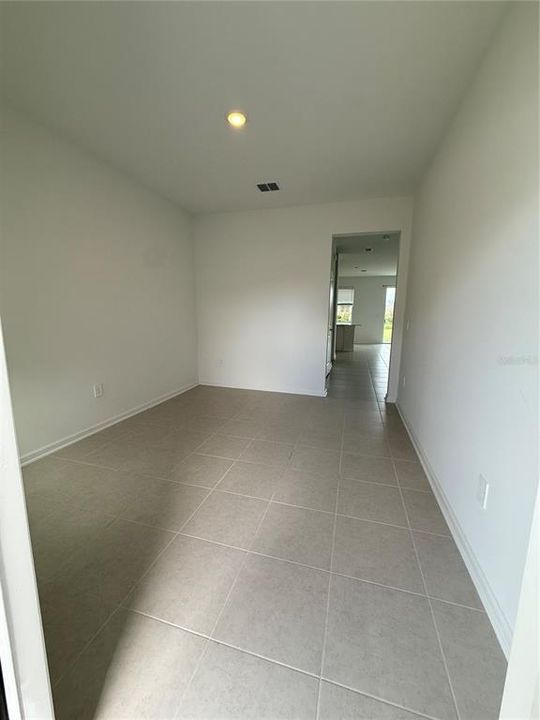 合同活跃: $1,800 (3 贝兹, 2 浴室, 1620 平方英尺)