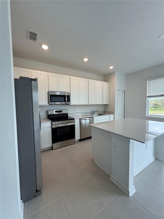 合同活跃: $1,800 (3 贝兹, 2 浴室, 1620 平方英尺)