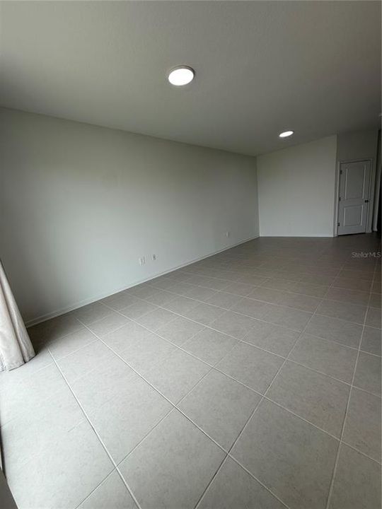 合同活跃: $1,800 (3 贝兹, 2 浴室, 1620 平方英尺)