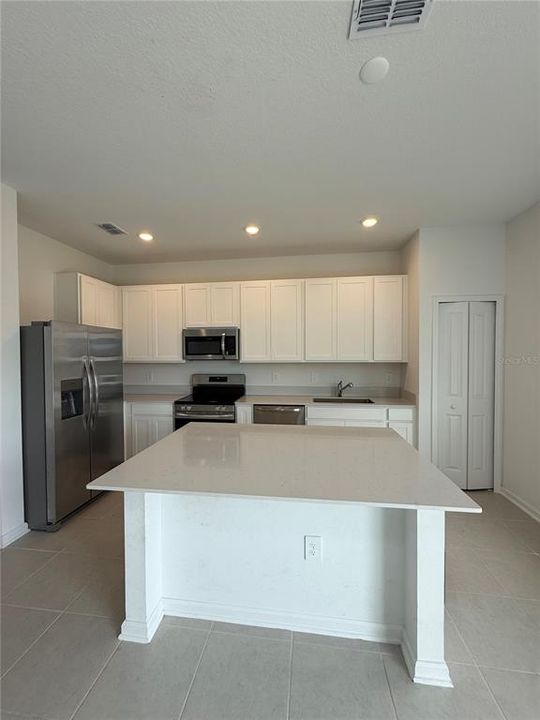 合同活跃: $1,800 (3 贝兹, 2 浴室, 1620 平方英尺)