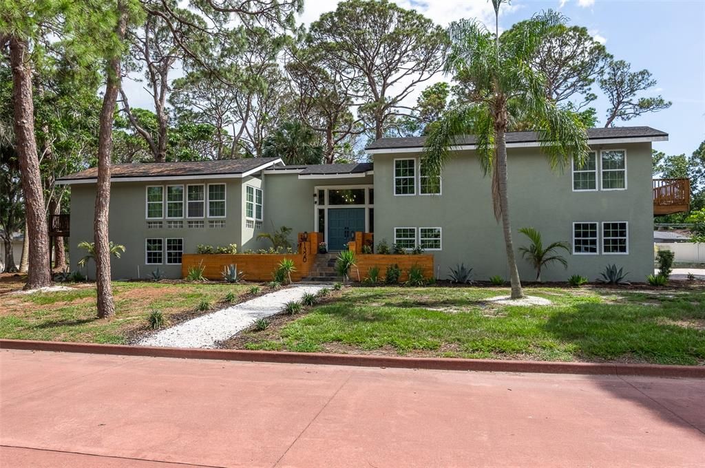 For Sale: $950,000 (4 beds, 2 baths, 2422 Square Feet)