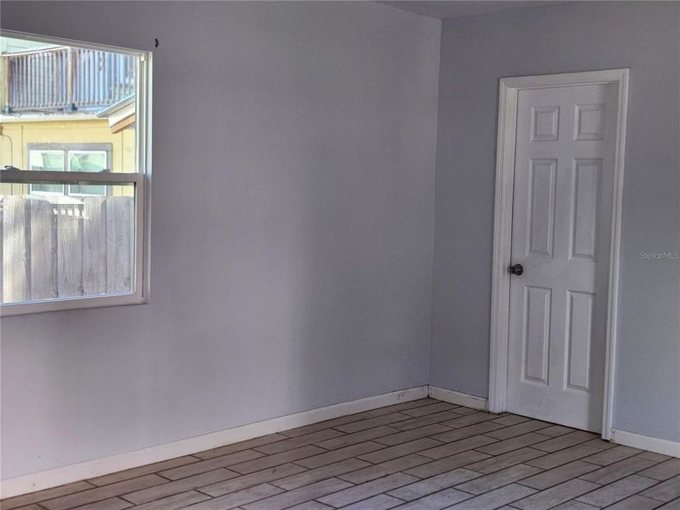 出租: $985 (1 贝兹, 1 浴室, 700 平方英尺)