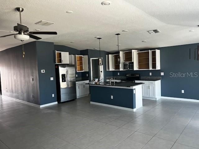 For Sale: $320,000 (4 beds, 2 baths, 1935 Square Feet)