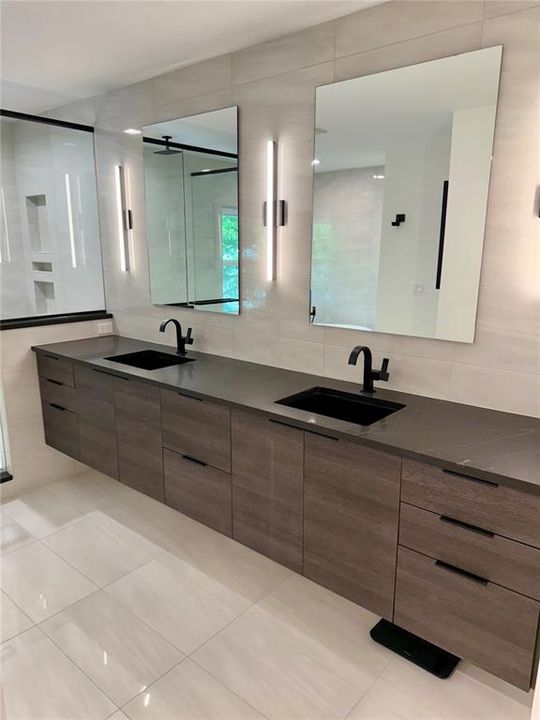 For Rent: $15,000 (5 beds, 3 baths, 3223 Square Feet)