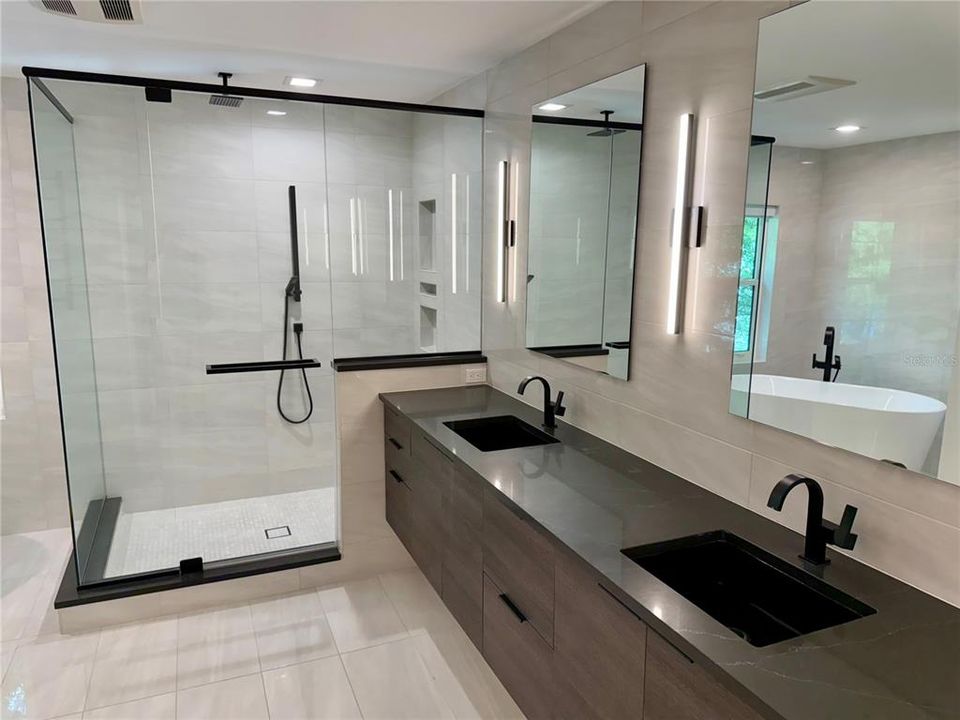 For Rent: $15,000 (5 beds, 3 baths, 3223 Square Feet)