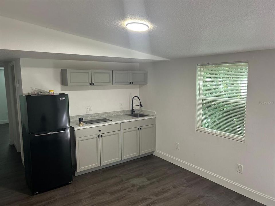 For Rent: $1,050 (1 beds, 1 baths, 450 Square Feet)