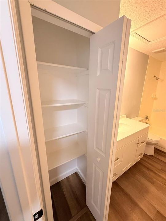 For Sale: $199,999 (2 beds, 2 baths, 839 Square Feet)