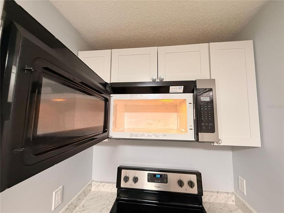 For Sale: $199,999 (2 beds, 2 baths, 839 Square Feet)