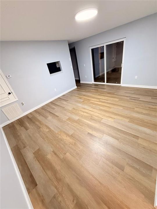 For Sale: $199,999 (2 beds, 2 baths, 839 Square Feet)