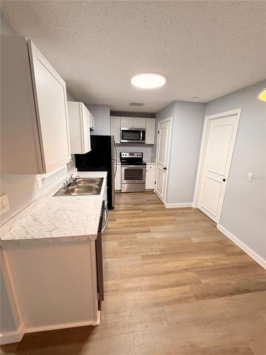 For Sale: $199,999 (2 beds, 2 baths, 839 Square Feet)