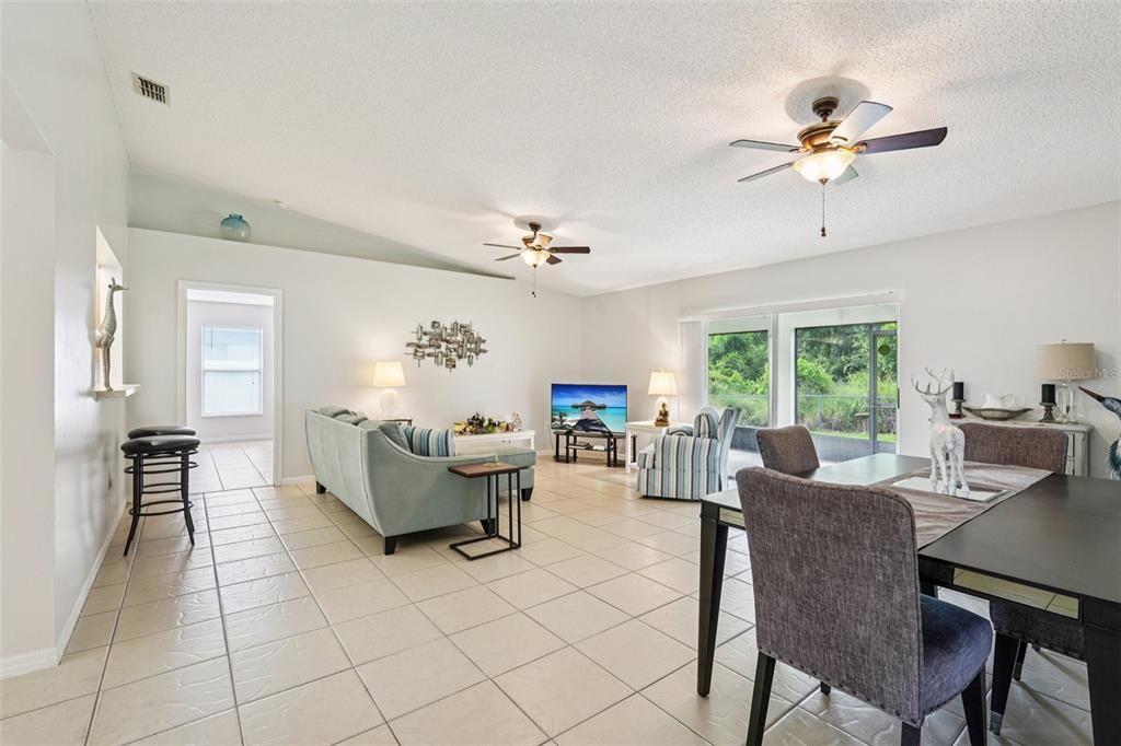 合同活跃: $310,000 (3 贝兹, 2 浴室, 1468 平方英尺)