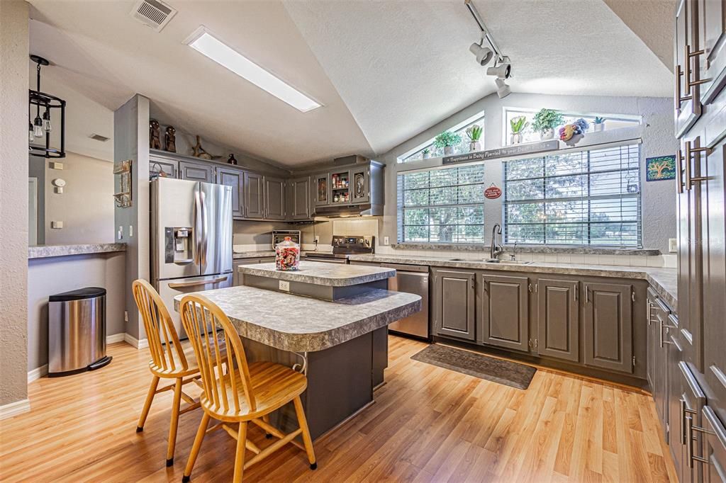 For Sale: $525,000 (3 beds, 2 baths, 1719 Square Feet)