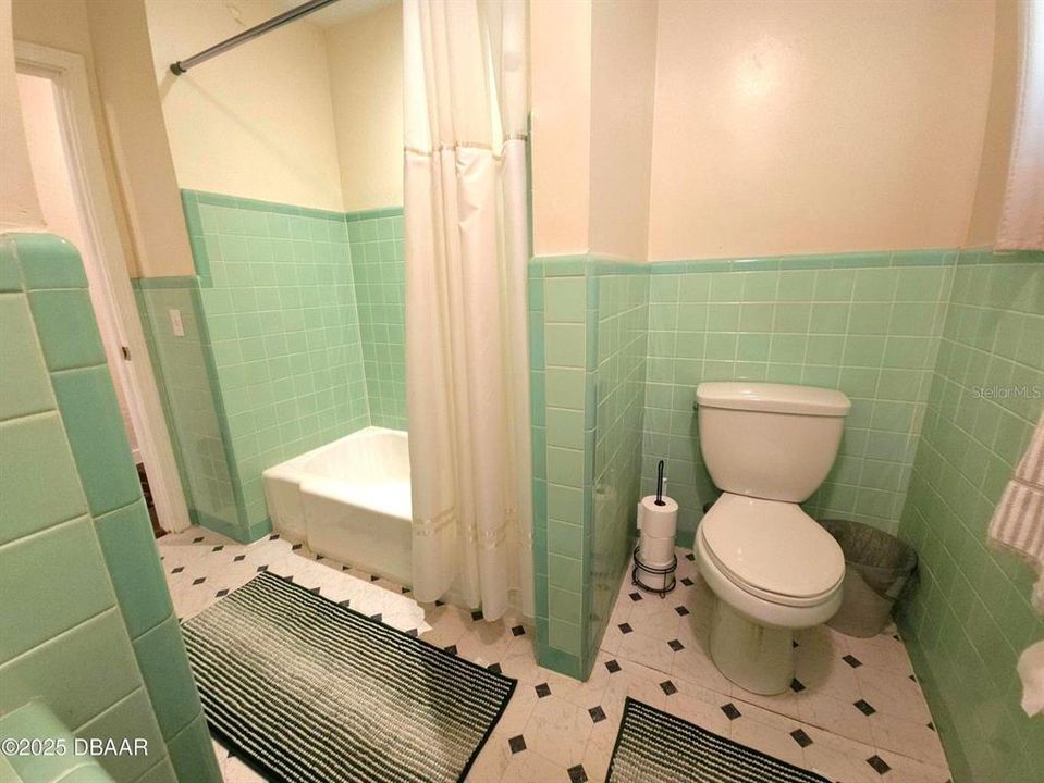 Под контрактом: $262,500 (4 спален, 2 ванн, 1976 Квадратных фут)