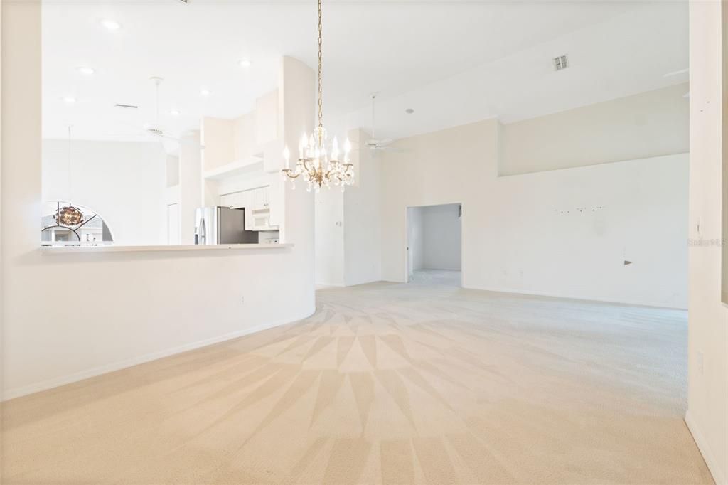 合同活跃: $274,900 (3 贝兹, 2 浴室, 1724 平方英尺)