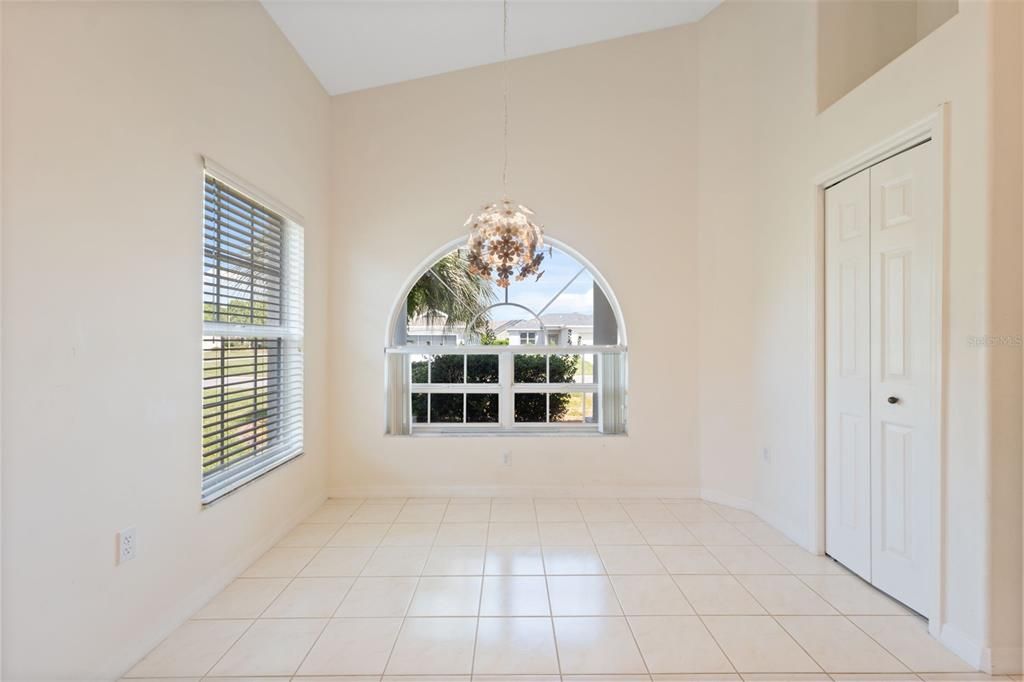 合同活跃: $274,900 (3 贝兹, 2 浴室, 1724 平方英尺)