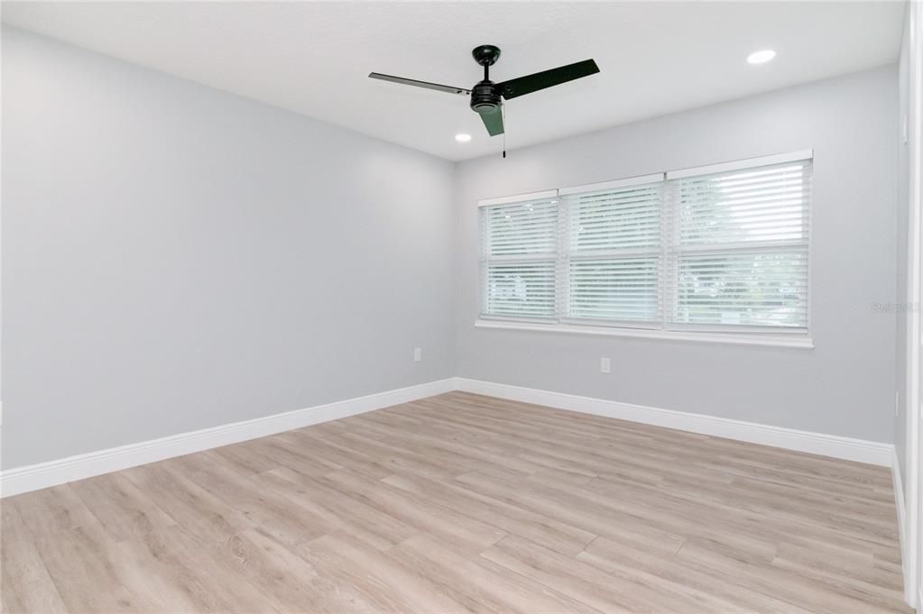 Под контрактом: $4,500 (3 спален, 2 ванн, 1636 Квадратных фут)