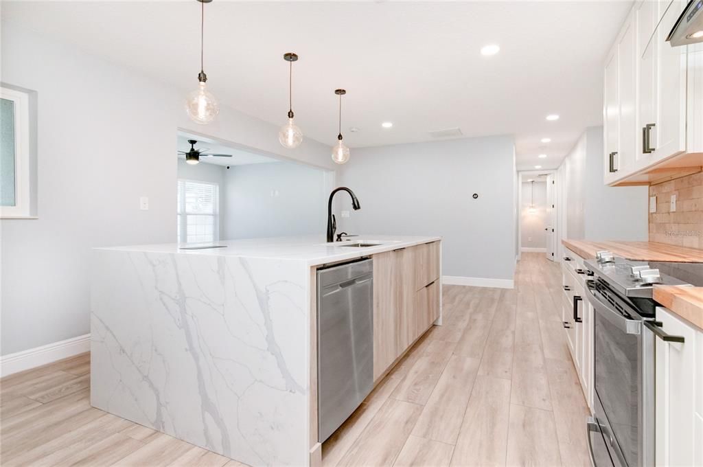 Под контрактом: $4,500 (3 спален, 2 ванн, 1636 Квадратных фут)