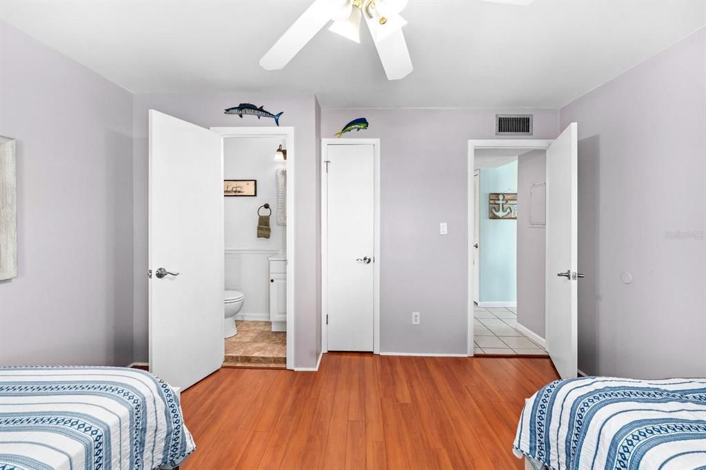 待售: $289,000 (2 贝兹, 1 浴室, 1026 平方英尺)