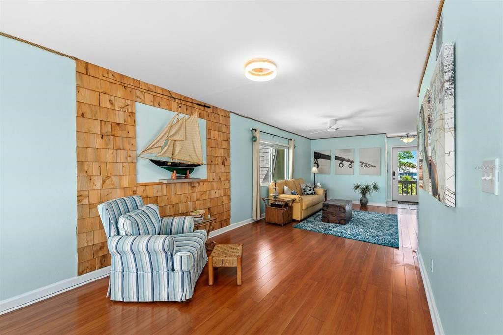 待售: $289,000 (2 贝兹, 1 浴室, 1026 平方英尺)