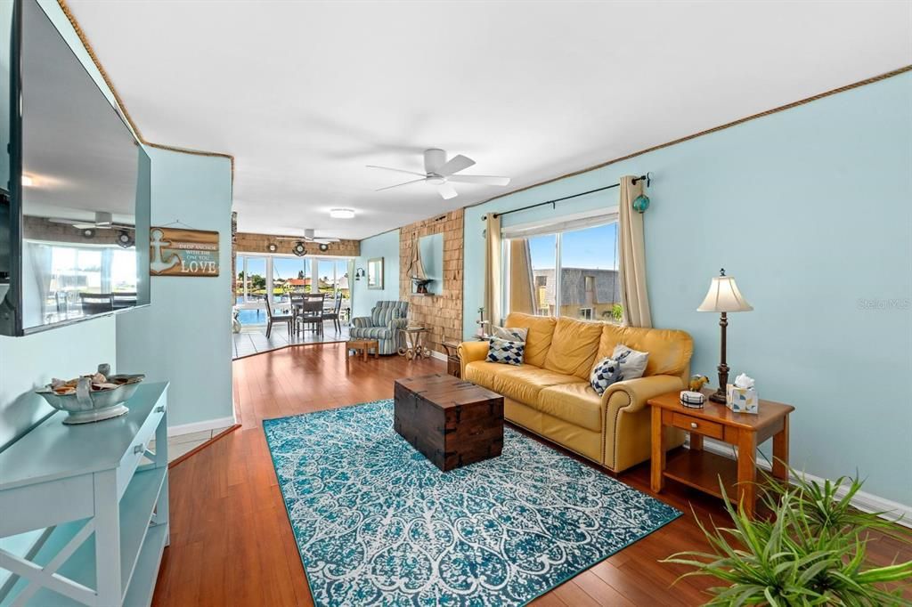 待售: $289,000 (2 贝兹, 1 浴室, 1026 平方英尺)