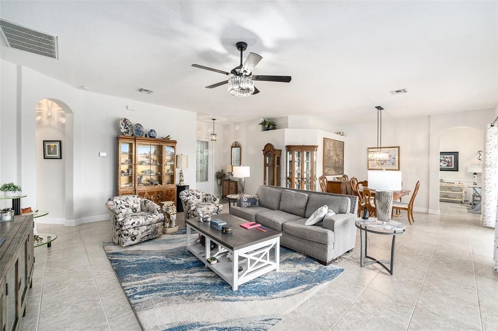 合同活跃: $449,900 (3 贝兹, 2 浴室, 1870 平方英尺)