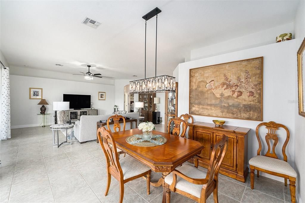 合同活跃: $449,900 (3 贝兹, 2 浴室, 1870 平方英尺)