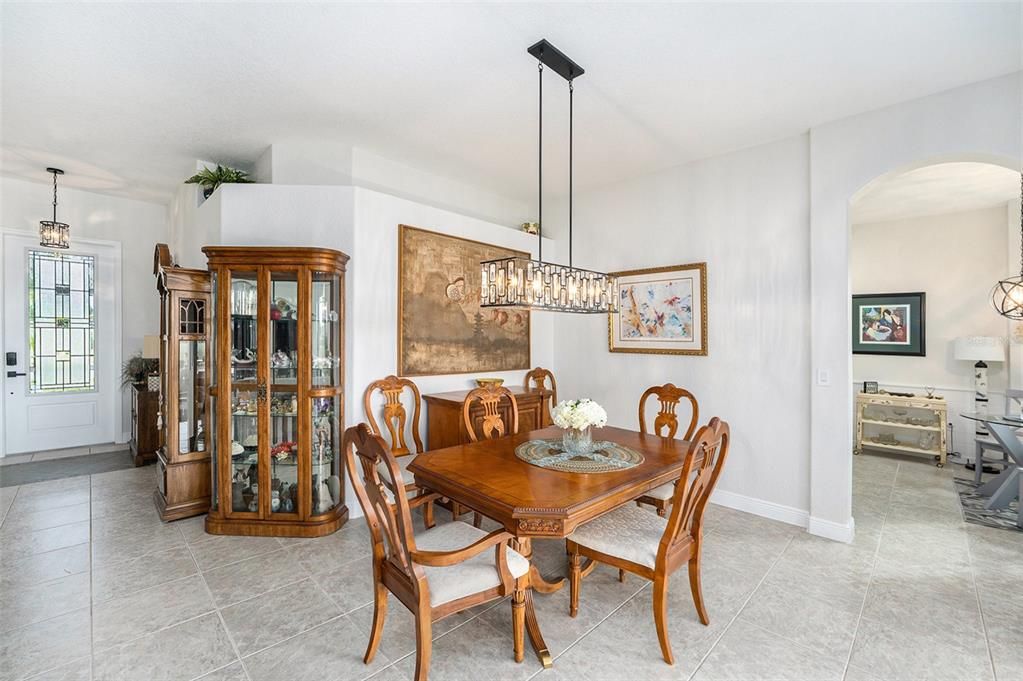 合同活跃: $449,900 (3 贝兹, 2 浴室, 1870 平方英尺)