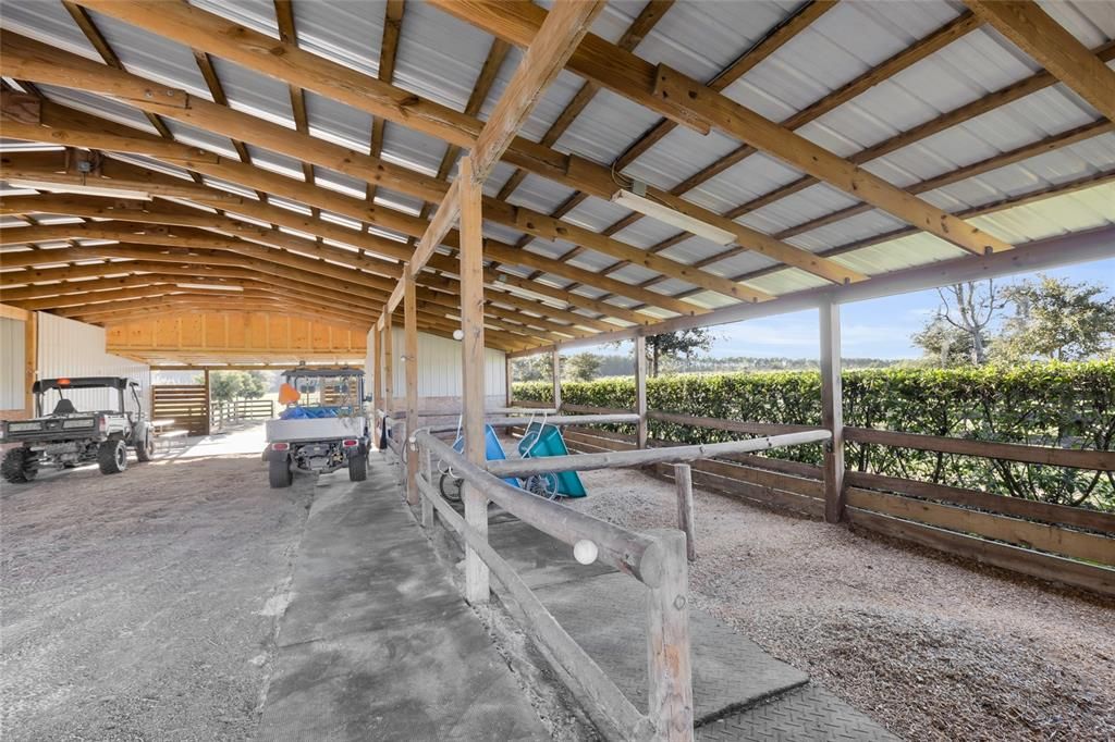 На продажу: $1,100,000 (16.04 acres)