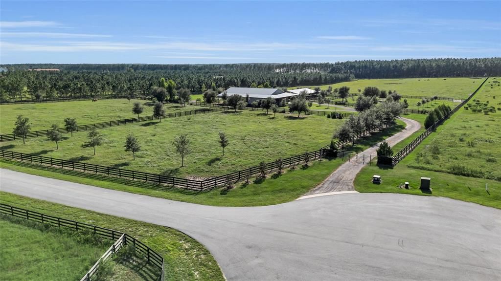 На продажу: $1,100,000 (16.04 acres)