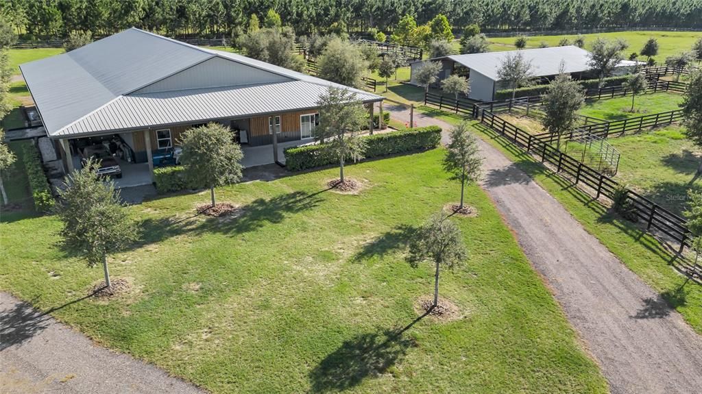 На продажу: $1,100,000 (16.04 acres)