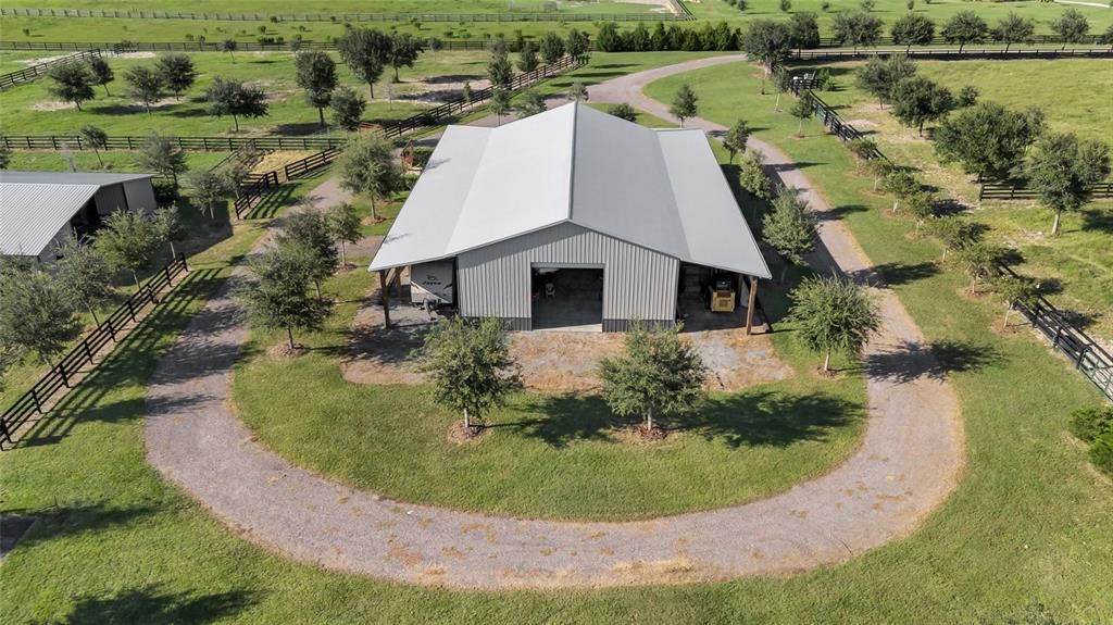 На продажу: $1,100,000 (16.04 acres)