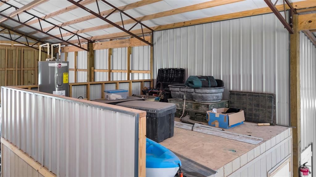 На продажу: $1,100,000 (16.04 acres)