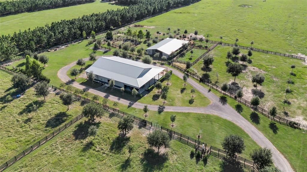 На продажу: $1,100,000 (16.04 acres)