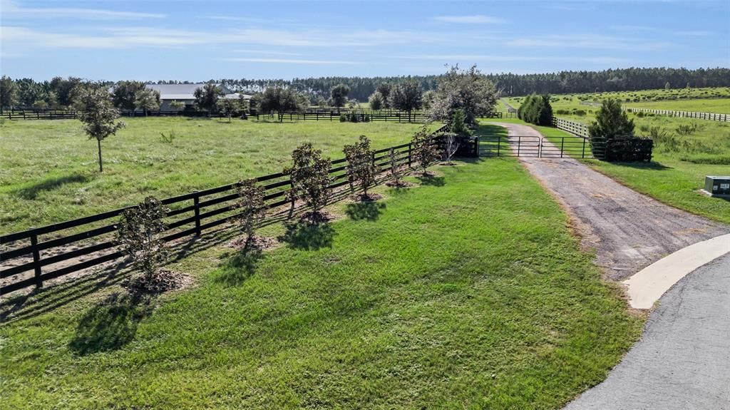 На продажу: $1,100,000 (16.04 acres)