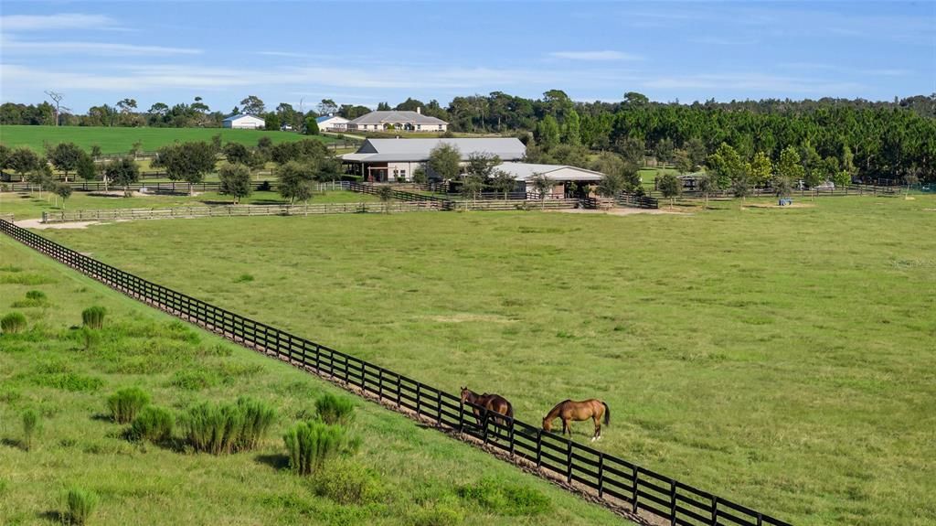 На продажу: $1,100,000 (16.04 acres)