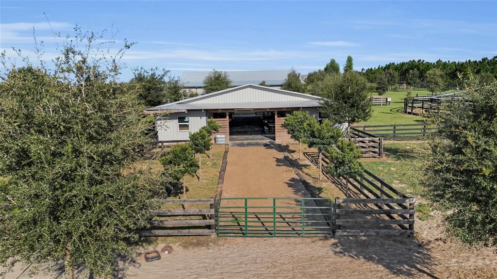 На продажу: $1,100,000 (16.04 acres)