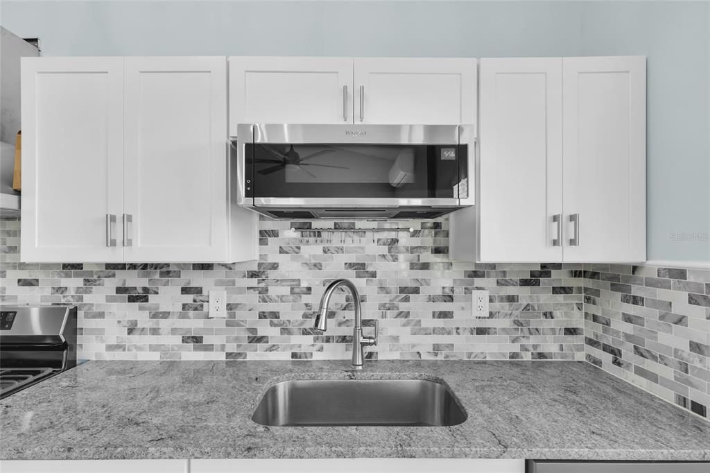 На продажу: $1,100,000 (16.04 acres)