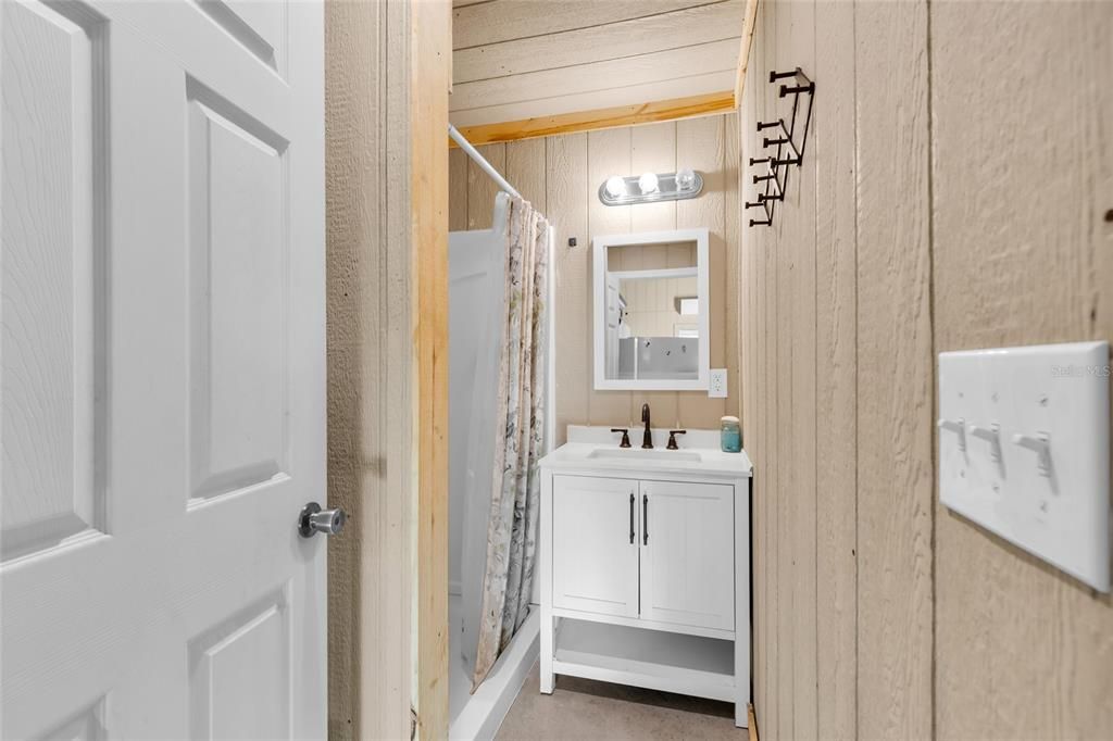 На продажу: $1,100,000 (16.04 acres)